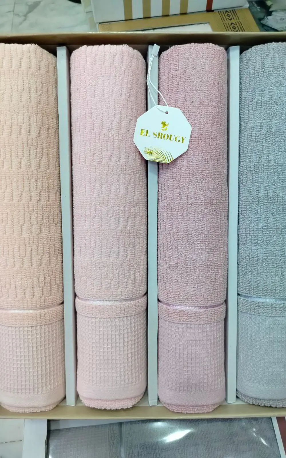 مناشف بألوان مختلفة