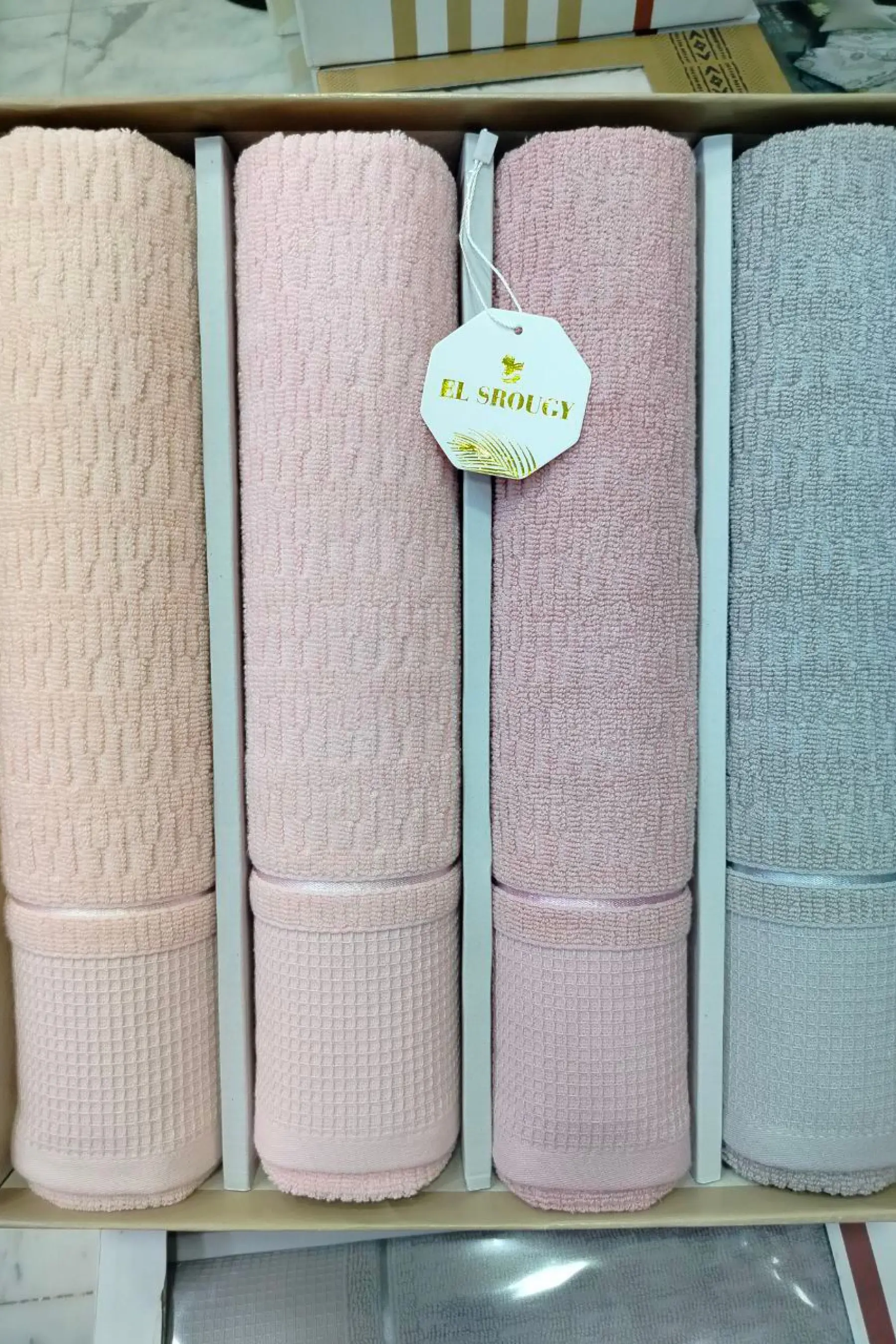 مناشف بألوان مختلفة