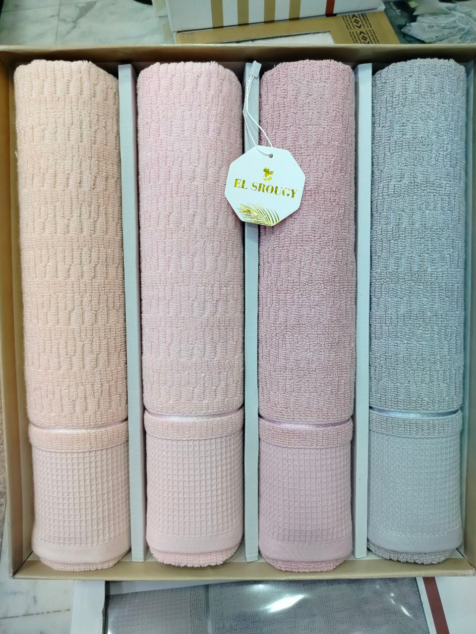 مناشف بألوان مختلفة